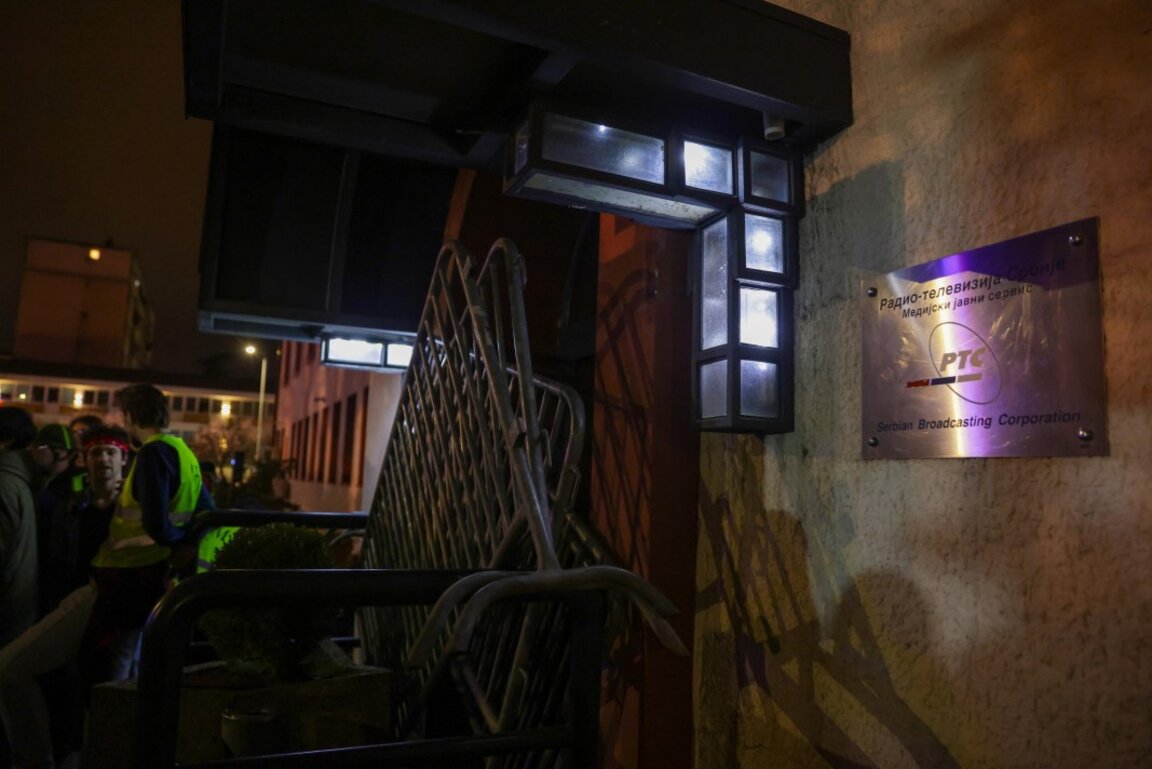 Студенти са блокирали централата на сръбската обществена телевизия, Радио телевизия на Сърбия (RTS), в Белград, 11 март 2025 г.