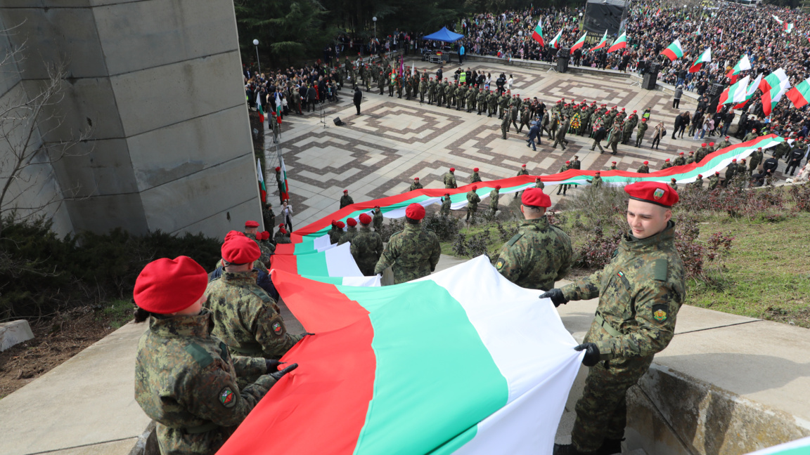 По традиция старозагорци пренесоха 300-метровия трибагреник до паметника "Бранителите на Стара Загора"