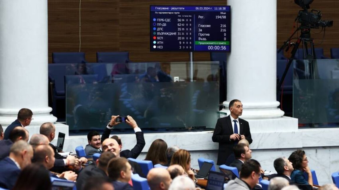 Οι βουλευτές υπερψήφισαν την παραίτηση του Νικολάι Ντένκοφ