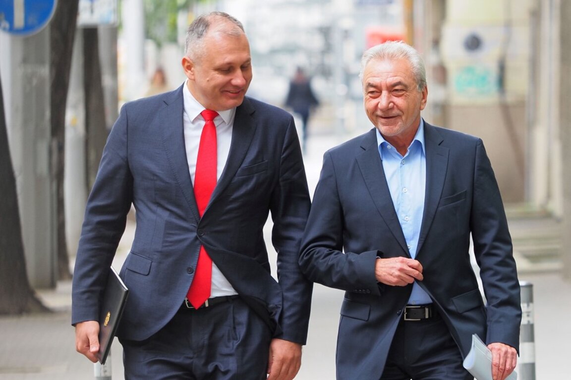 Министрите на електронното управление Валентин Мундров (вляво) и на иновациите и растежа Росен Карадимов