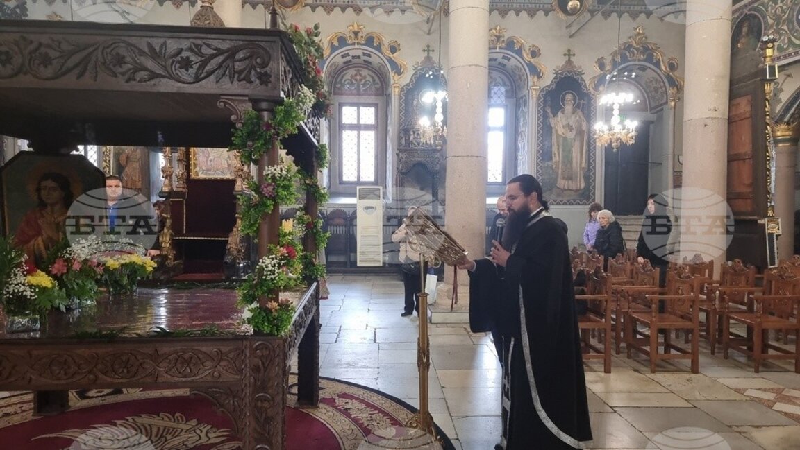 Стотици вярващи изпълниха храмовете в Пазарджик