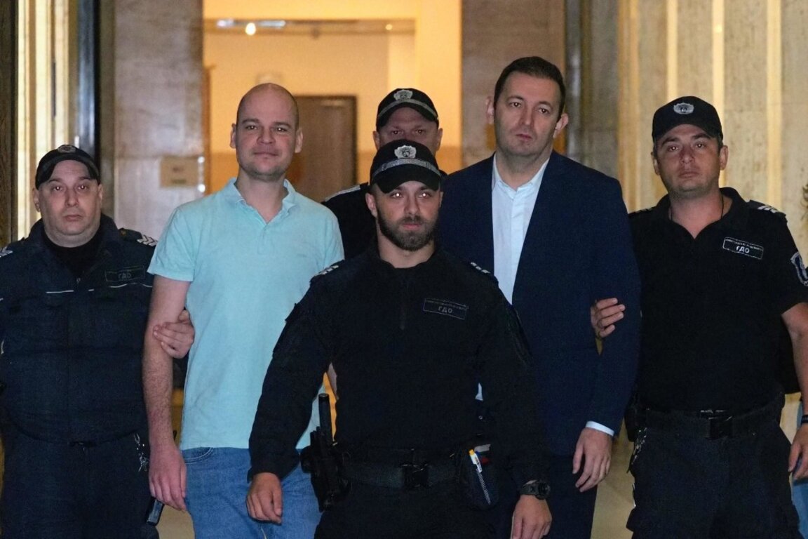 Никола Барбутов (вторият отляво надясно) остава в ареста
