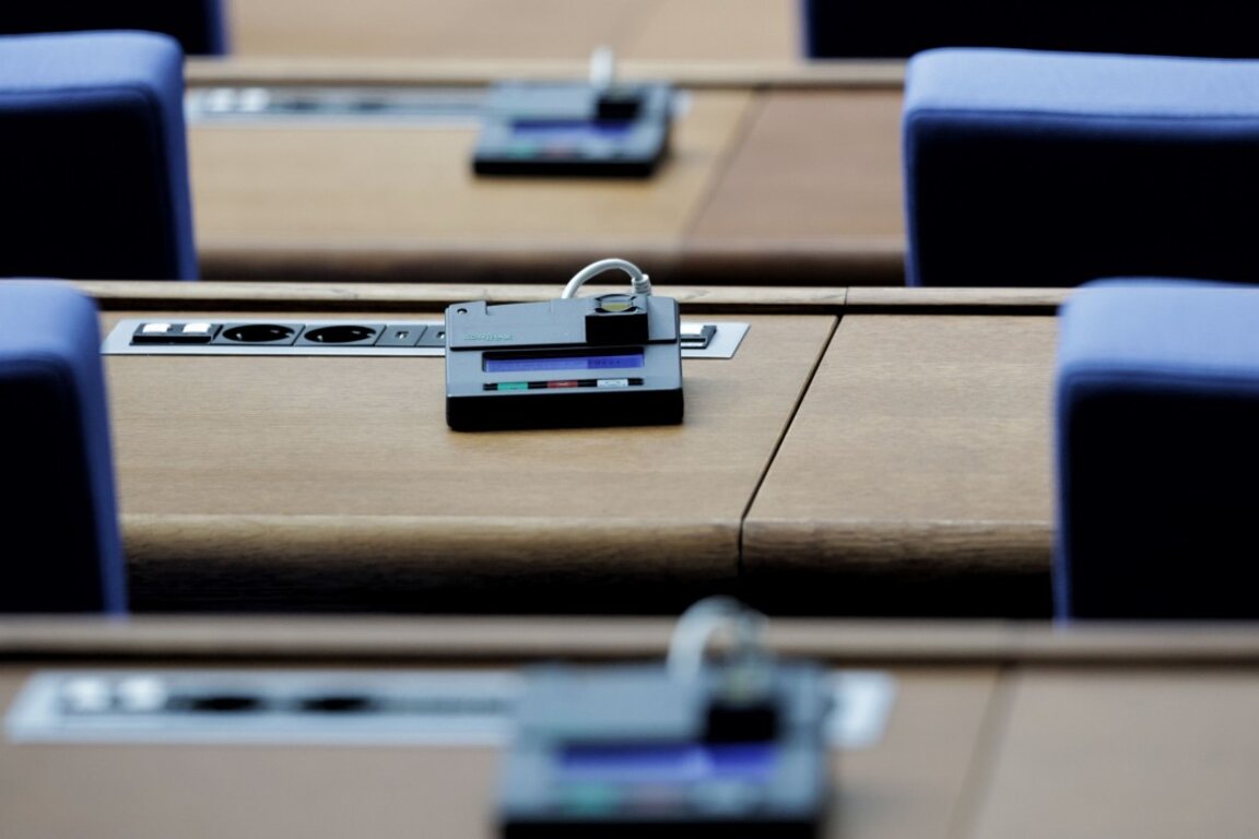 Бюджет 2025 чака да влезе в пленарната зала, планират извънредни заседания