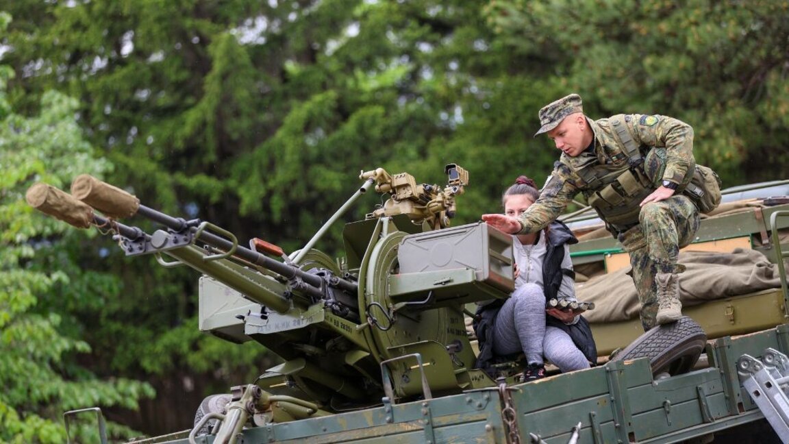 Las formaciones militares abren sus puertas con motivo del Día del Ejército Búlgaro