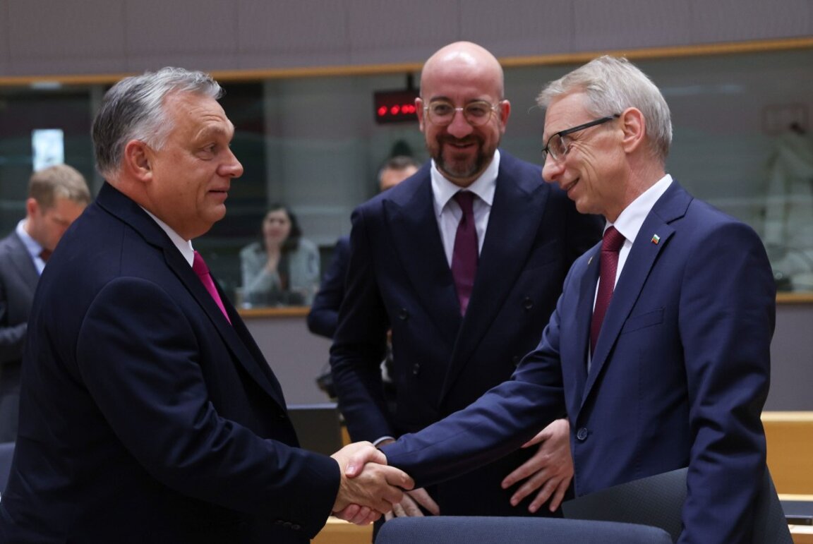 /sağdan sola/ Macaristan Başbakanı Viktor Orbán, AB Konseyi Başkanı Charles Michel ve Bulgaristan Başbakanı Nikolay Denkov