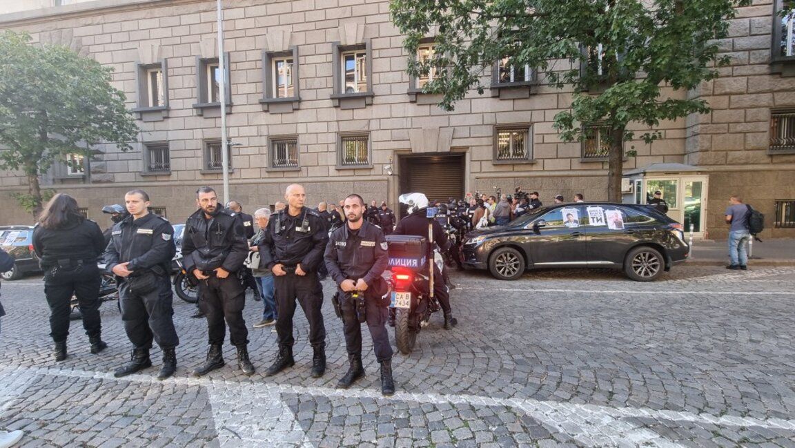 Policeman passes away while guarding protest blockade of the parliament