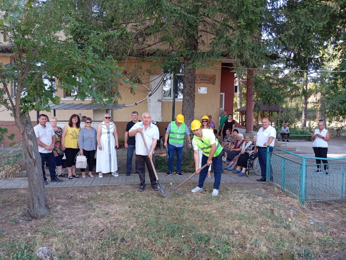 Ремонтират дома за възрастни хора във Владимирово