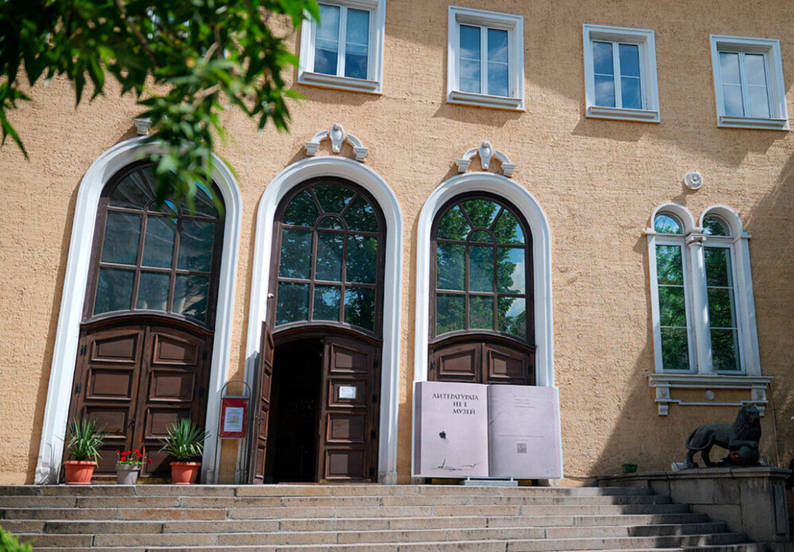 Трябва ли учебната програма по литература да бъде осъвременена?