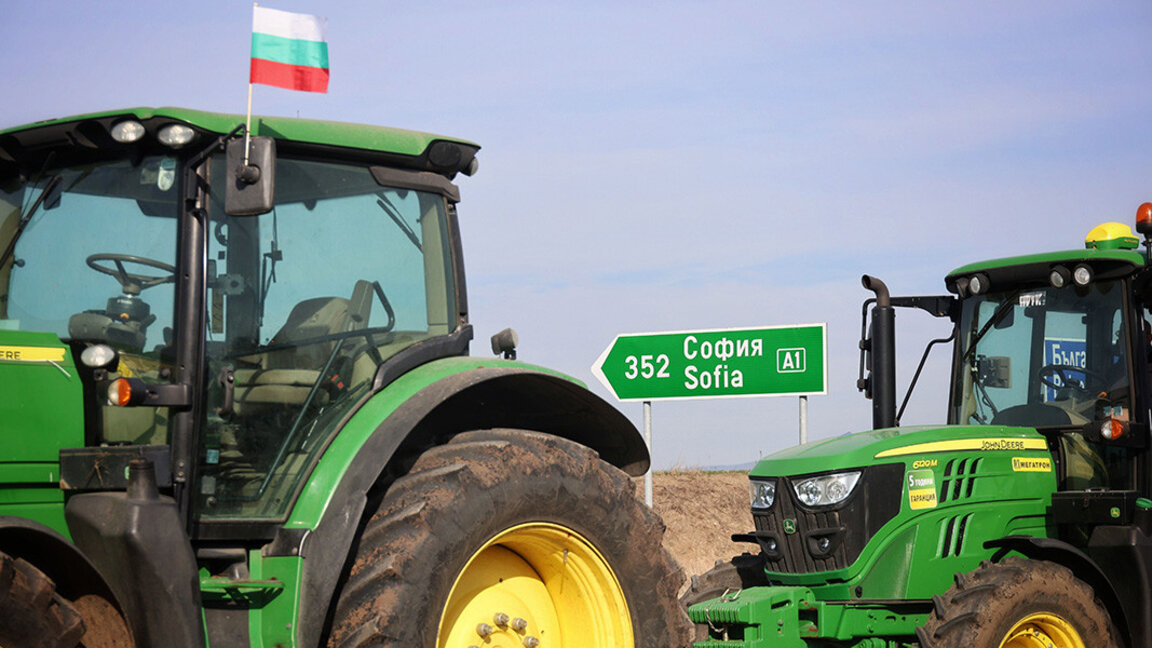 Блокадите със земеделска техника продължават от 10 часа