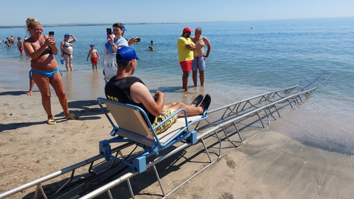 В Бургас вече има електрически рампи за достъп до морето на хора с увреждания 