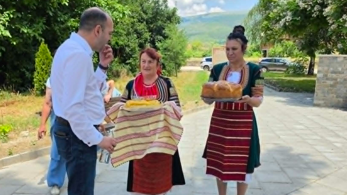 Обновиха парка около гроба на Майстора
