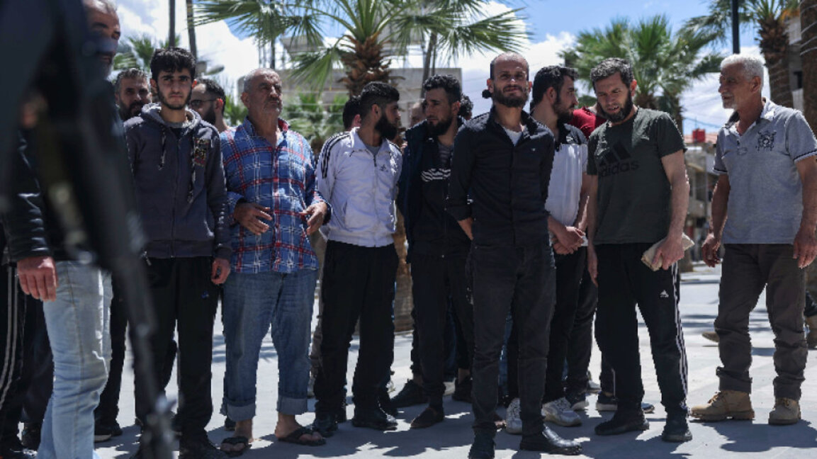 Друзки бойци, освободени от новите сирийски власти, след като са били задържани заради участието си в смъртоносни сблъсъци тази година, 5 май 2025 г.