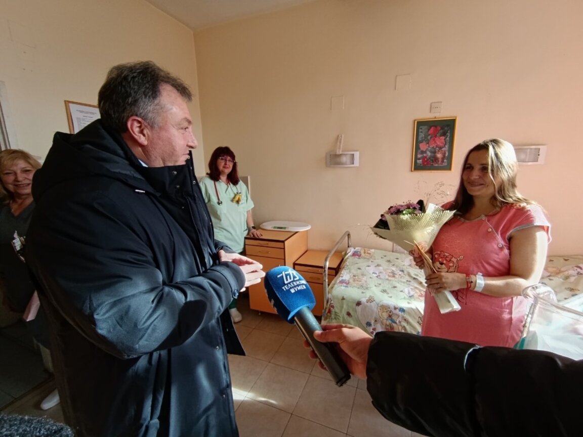 Малката Рая получи подаръци от шуменския кмет