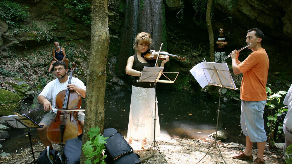 One horo, two bagpipes: Bulgaria and Greece meet at Huhla