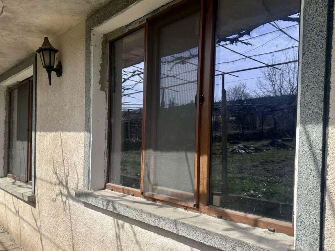 Чрез фиктивни договори са поставяни дограми на частни домове на близки на задържаните