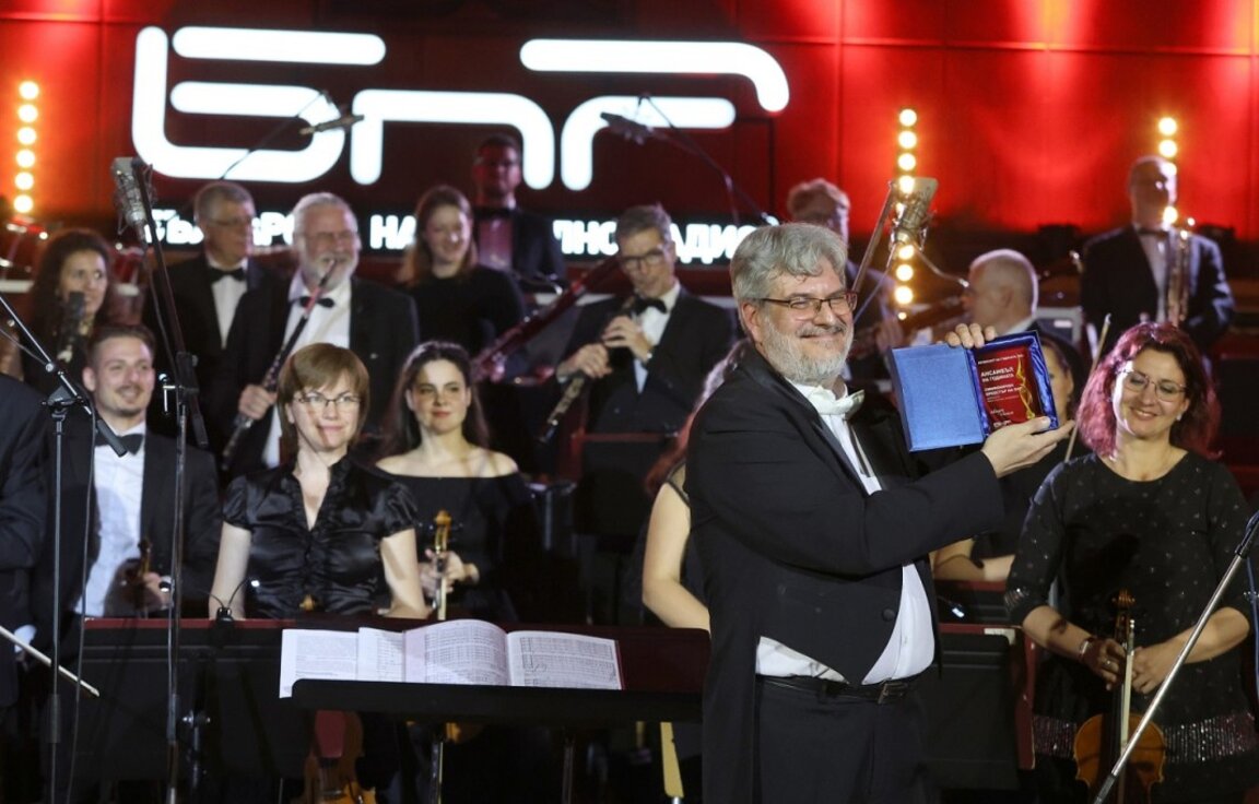 Chief Conductor Konstantin Ilievski and the BNR Symphony Orchestra.