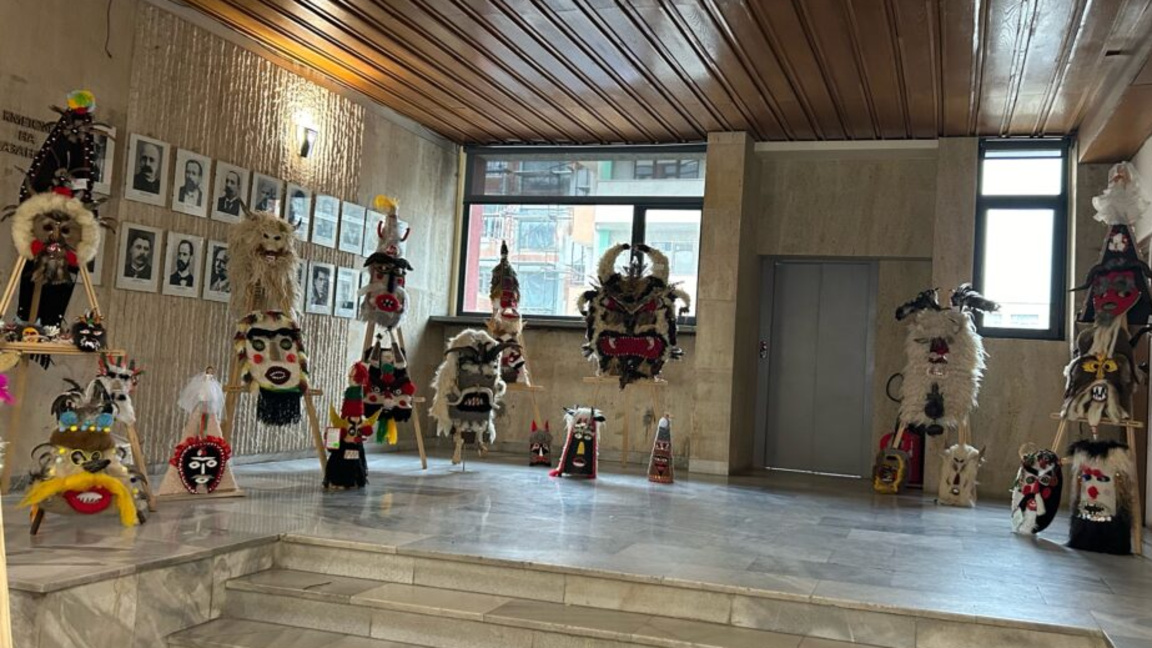 Най-добрите кукерски маски от второто издание на националния конкурс за автентична кукерска маска ще разват посетителите на Община Казанлък до края на месеца