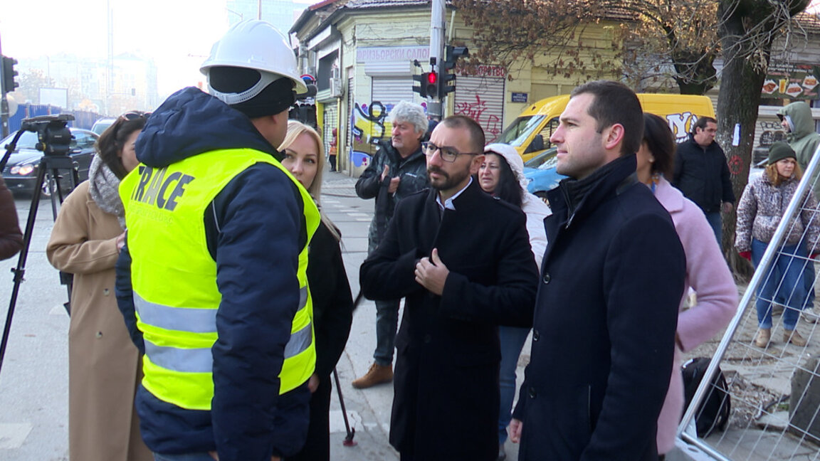 Представители на ГЕРБ-СДС в Столичния общински съвет направиха изявление за медиите на столичните улици „Пиротска“ и „Опълченска“, където се извършва мащабен ремонт.