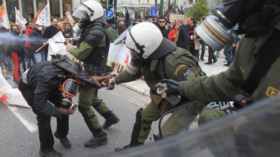 Сблъсъци между полиция и протестиращи по време на демонстрациите в Атина и Солун