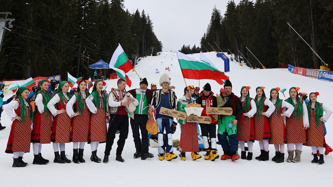 Los olímpicos búlgaros son recibidos en Bansko con gaitas y trajes tradicionales