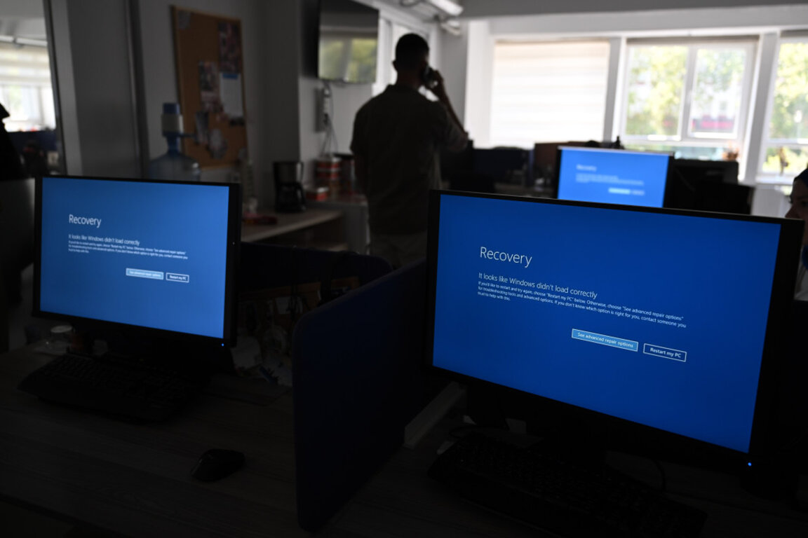 Глобалният ИТ срив се дължи на софтуерна актуализация на CrowdStrike, блокирала устройства с Windows