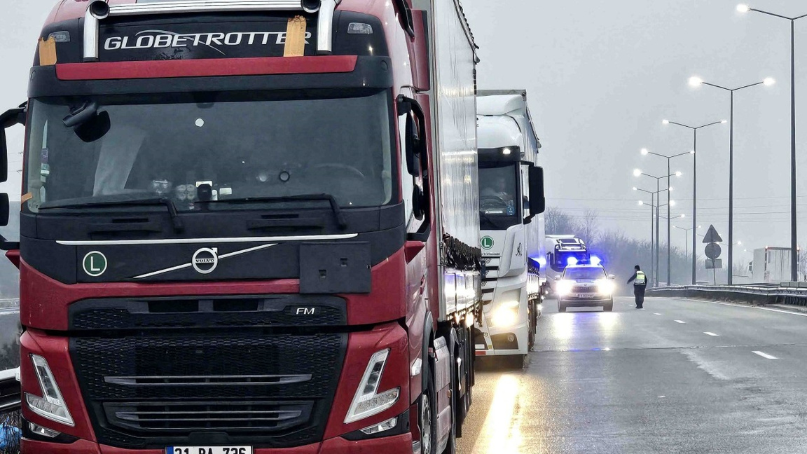 Intense truck traffic on the border with Türkiye