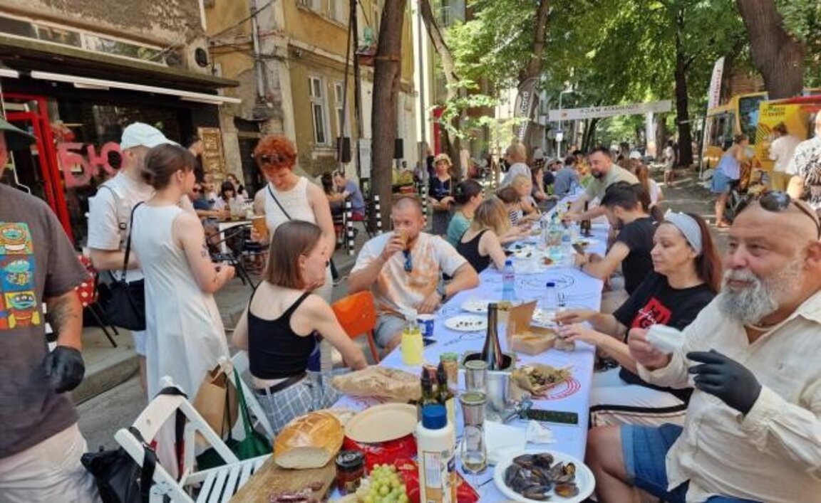 A 60-meter-long table brings neighbors and residents of Sofia together