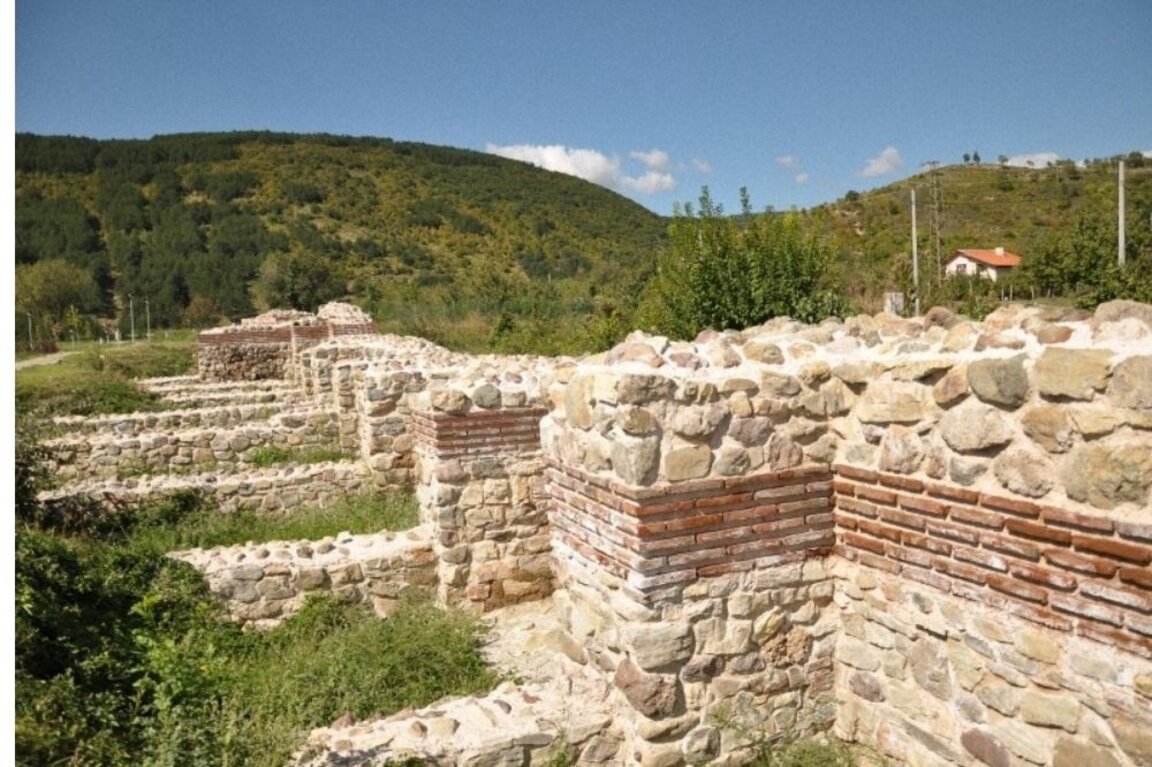 Gladiator battles, mock slave market and delicious dishes at the Medieval Festival near Sliven