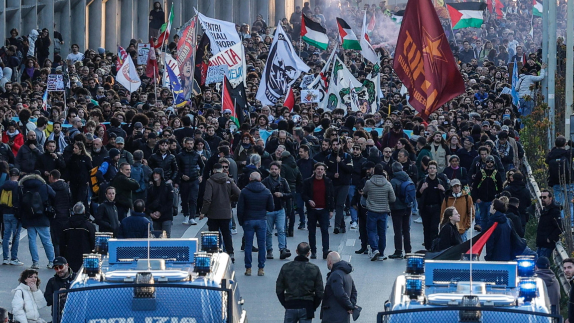 Протест срещу военните политики събра повече от 300 хиляди души в Рим