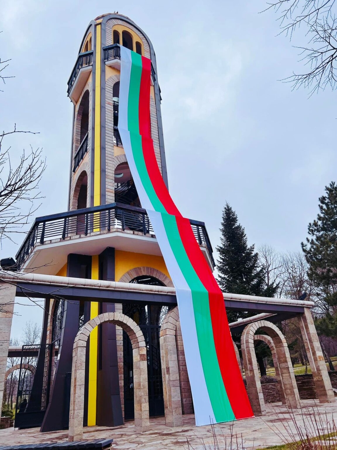 30-метров трибагреник се вее от камбанарията в Хасково