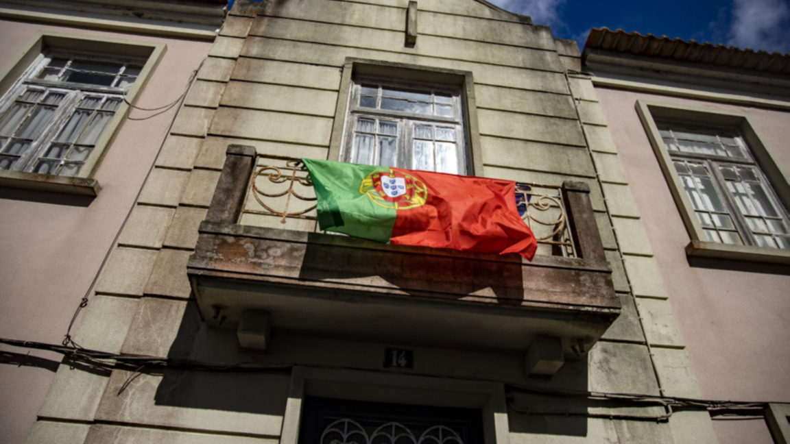 Португалският флаг се развява на балкон в град Авейро.