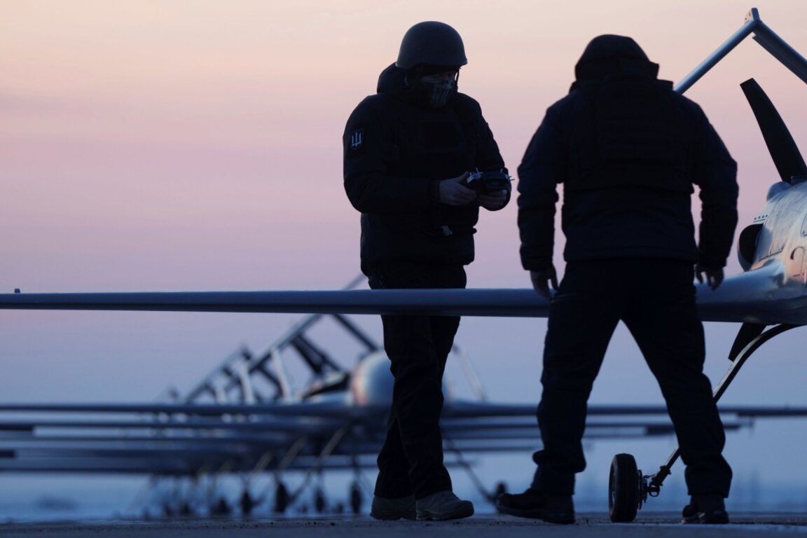 Украински военнослужещи подготвят дронове за излитане