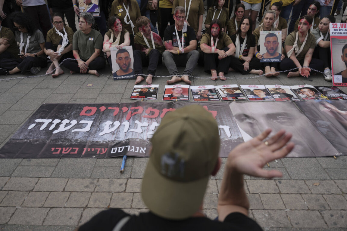 Демонстрация, призоваваща за освобождаването на Матан Ангрест, отвлечен от бойци на Хамас, 7 октомври 2023 г., Тел Авив