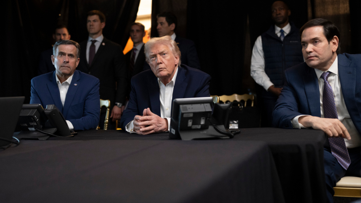 Директорът на ЦРУ Джон Ратклиф, Доналд Тръмп и държавният секретар Марко Рубио в Мар-а-Лаго, 3 януари 2026 г.