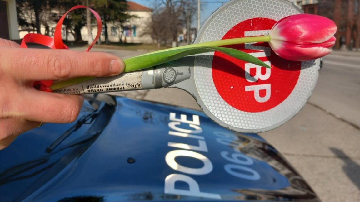 On Women's Day, traffic police in Vratsa and Burgas give flowers to female drivers