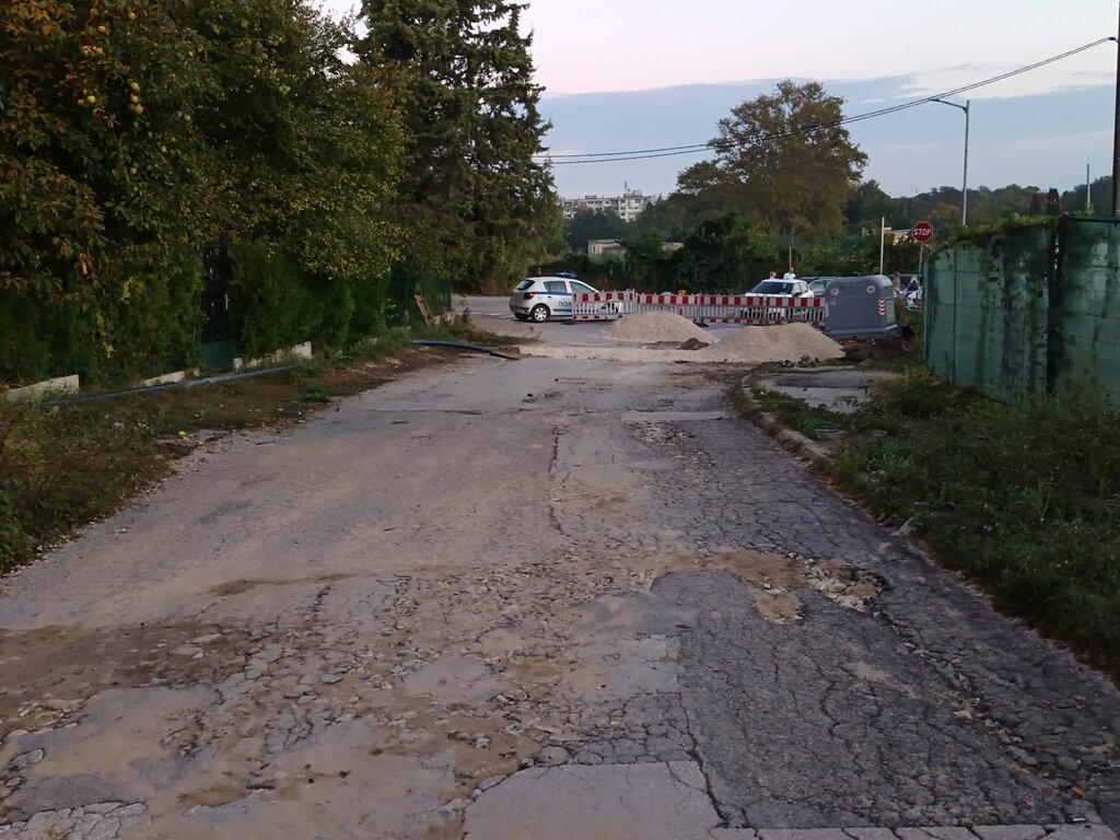 Път пропадна заради свлачище във Варна, районът е отцепен 