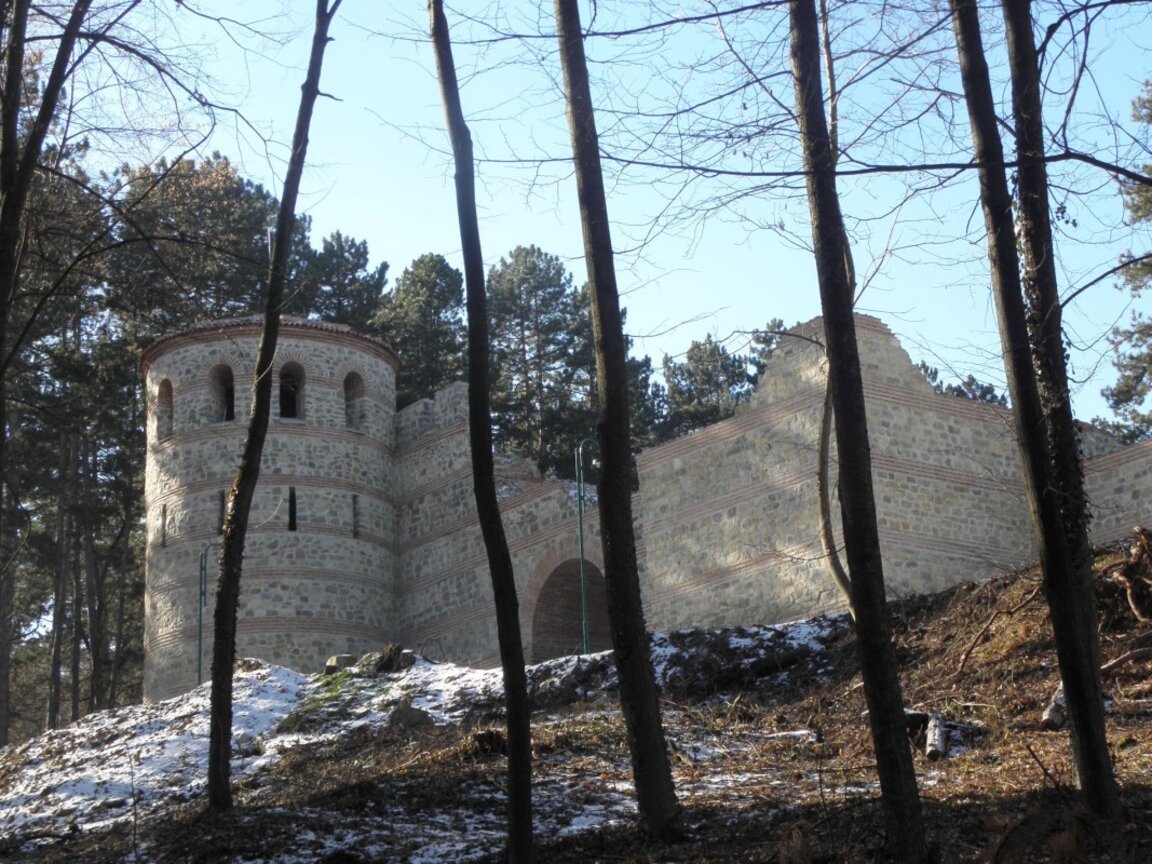 Изграждат нов паркинг заради многото посетители в парк "Хисарлъка"