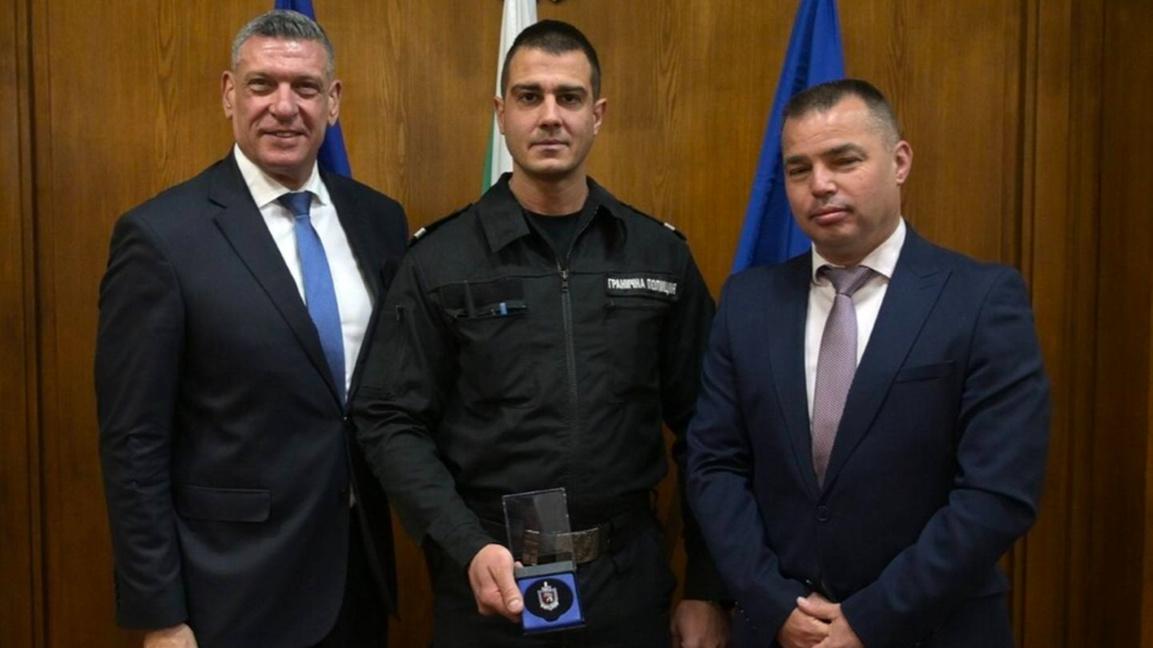 Наградиха Ивелин Арабаджиев за спасяването на пътници край Малко Търново