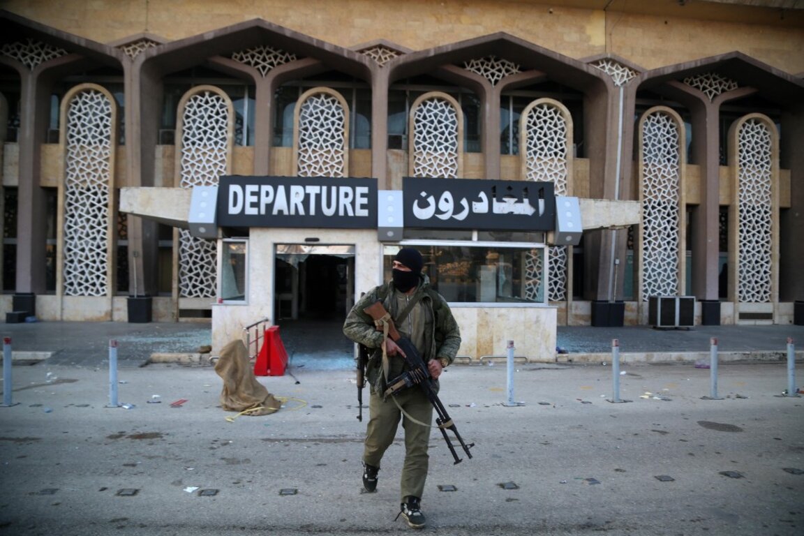 Въоръжен мъж пред международното летище в Алепо, 2 декември 2024 г.