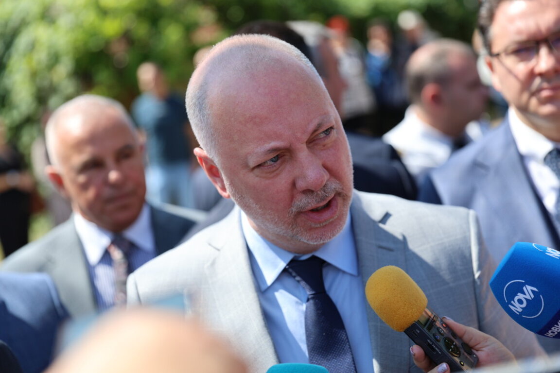 Министър-председателят Росен Желязков отговаря на журналистически въпроси в град Симитли.