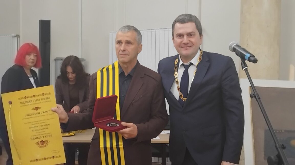 Ивайло Танев (вляво) и кметът на Перник Станислав Владимиров.