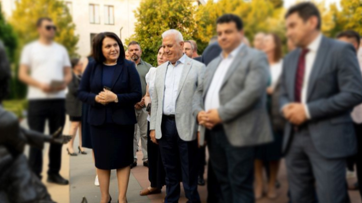 Мустафа Бозбей при последното си посещение в България с кмета на Момчилград Илкнур Кязим