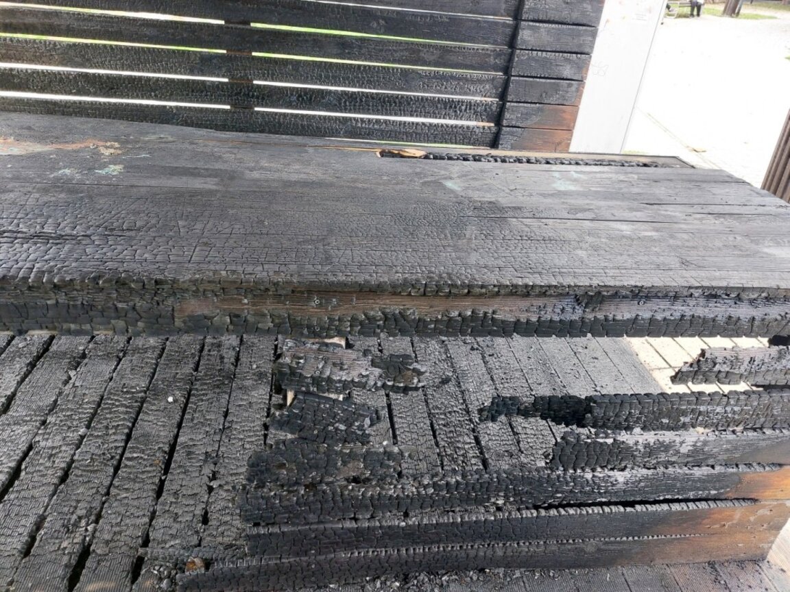 Опожариха беседка на площад „Жени Патева“ в Бургас (видео)