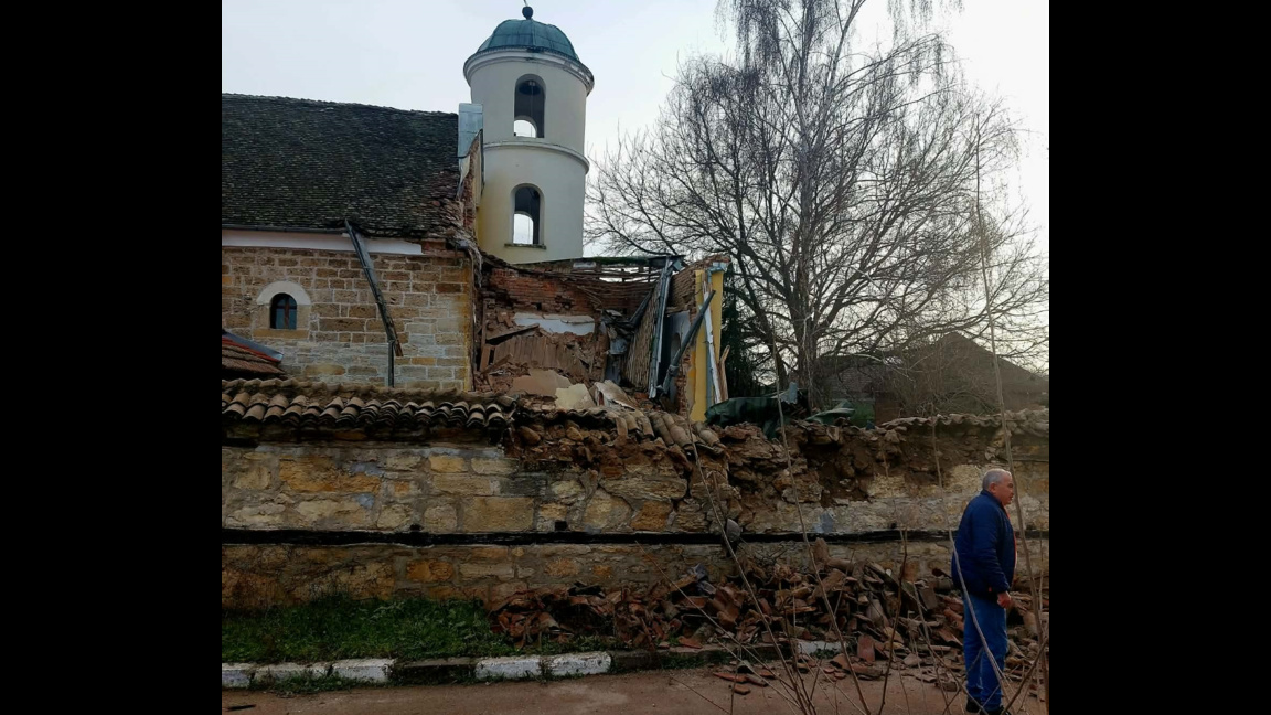 Една от камбанариите на църквата се срути