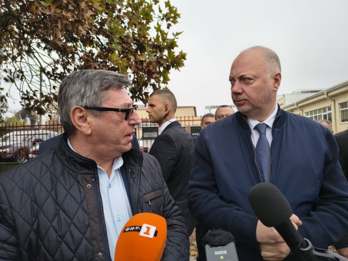 Министър-председателят Росен Желязков (вдясно) и кметът на Тутракан д-р Димитър Стефанов