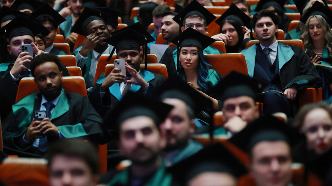 Jóvenes de los cinco continentes estudian medicina en Sofía