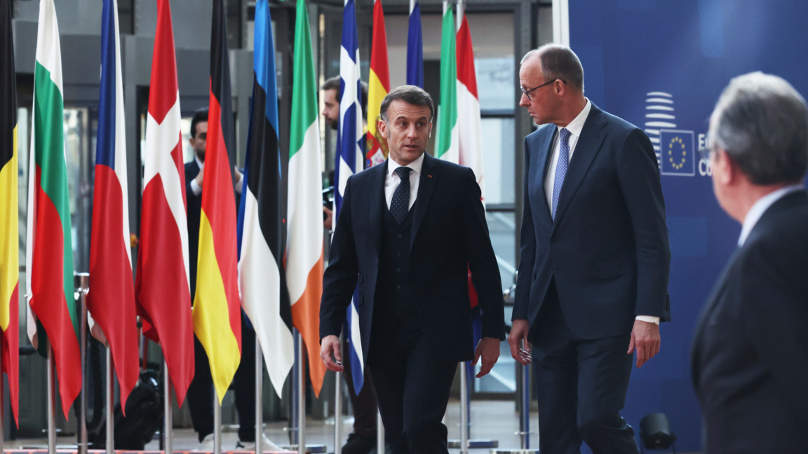 Френският президент Еманюел Макрон (вляво) и германският канцлер Фридрих Мерц на среща на върха на Европейския съвет в Брюксел