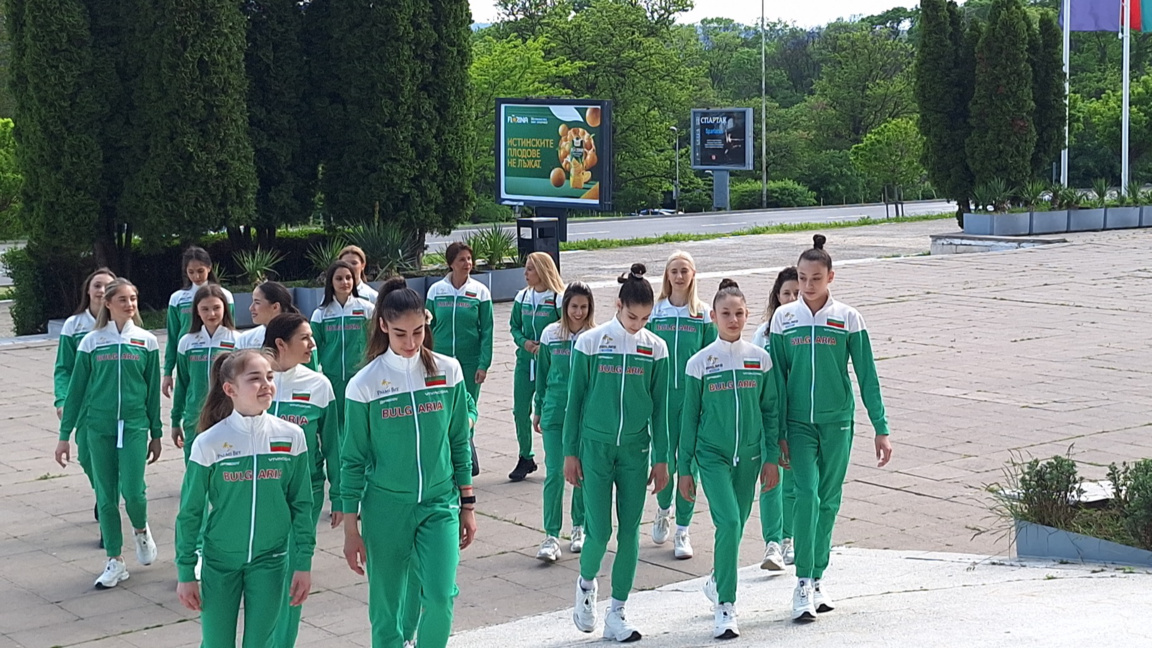 Здравец, аплодисменти и флагът на Варна за гимнастичките   (ВИДЕО)