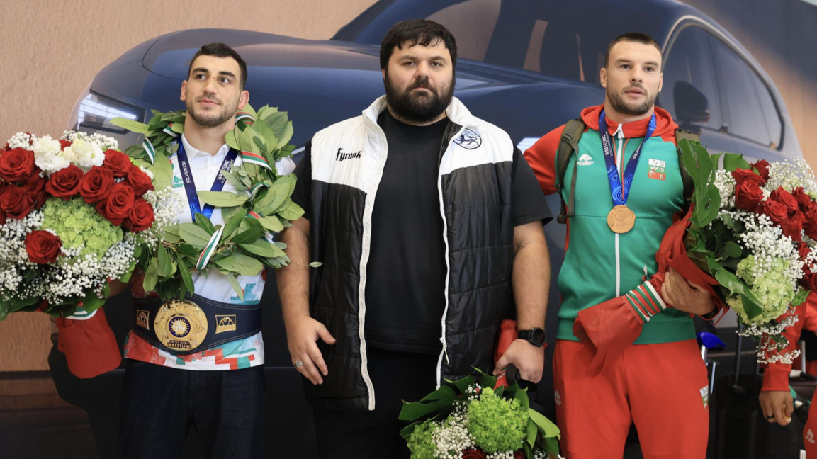 От ляво на дясно: Новиков, Фарниев и Милов на летището в София.