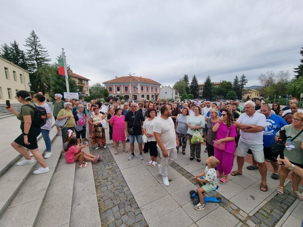 Пореден протест заради водната криза се проведе тази вечер в Брезник